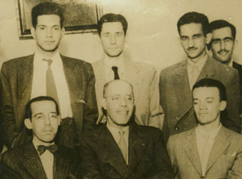 Mário de Andrade e jovens mineiros em 1944; Mário está ao centro, em primeiro plano; ao fundo, atrás dele, Alphonsus de Guimaraens Filho.